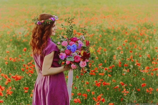 Девушка среди цветов