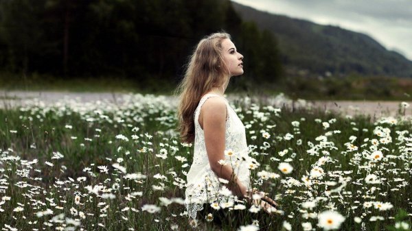 Девушка среди цветов