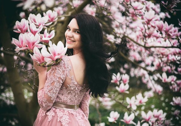 Девушка среди цветов