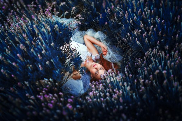 Девушка среди цветов