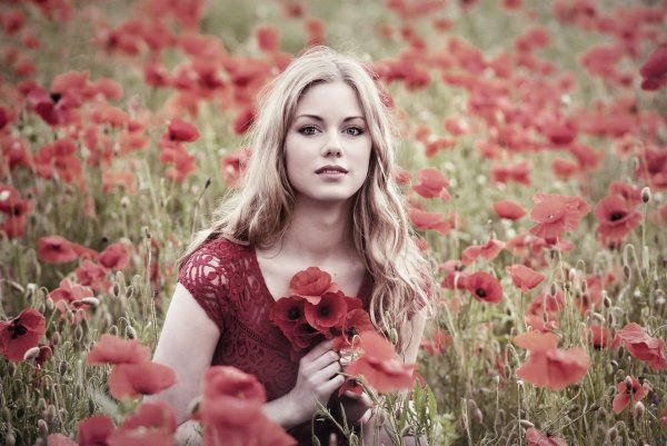 Девушка среди цветов