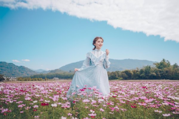 Девушка среди цветов