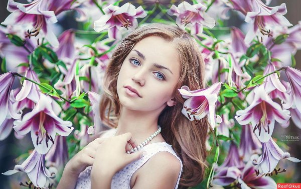 Девушка среди цветов