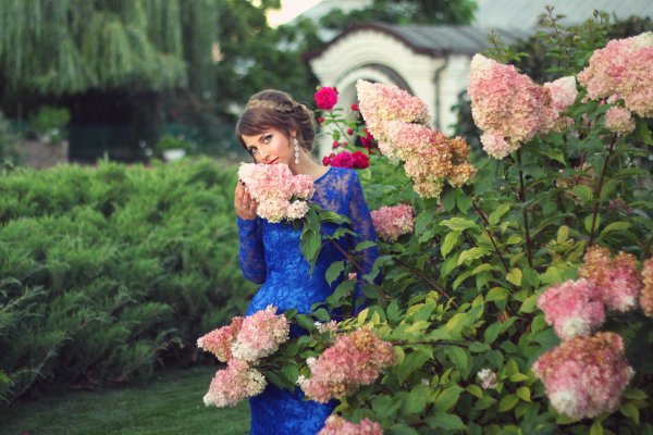 Девушка среди цветов