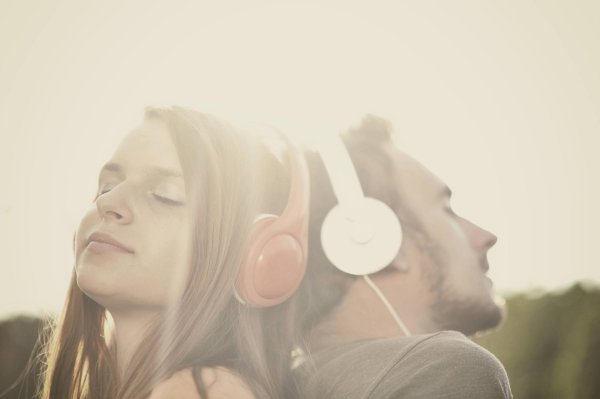 Девушка слушает музыку