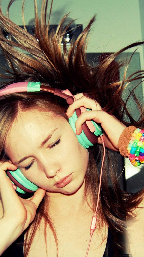 Девушка слушает музыку