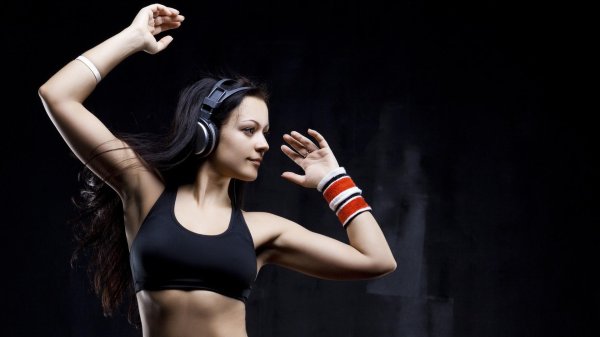 Девушка слушает музыку