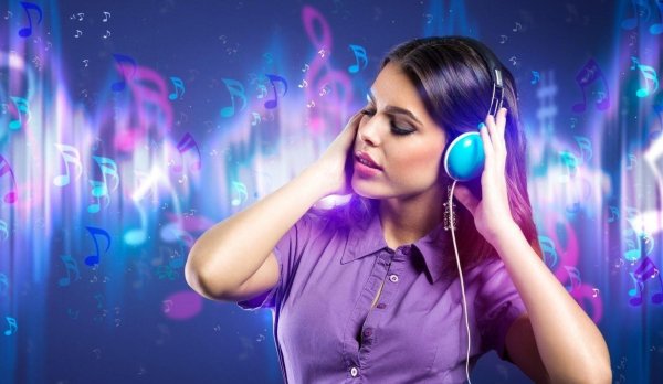 Девушка слушает музыку