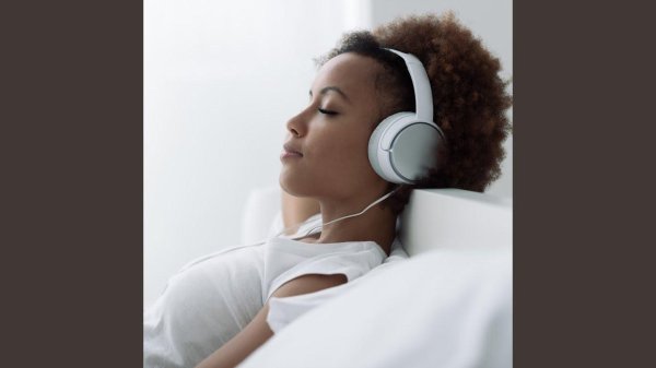 Девушка слушает музыку