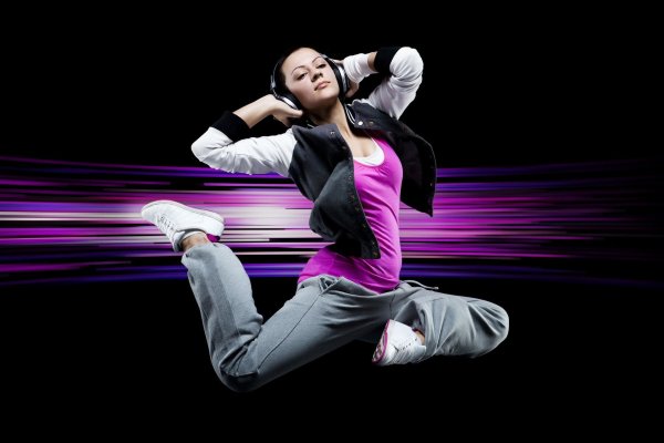 Девушка слушает музыку