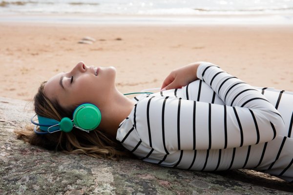 Девушка слушает музыку