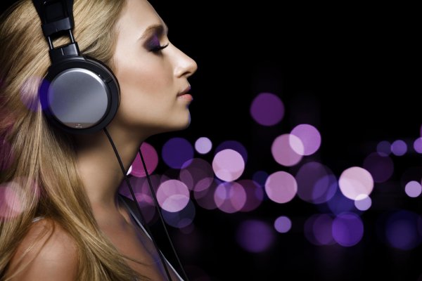 Девушка слушает музыку