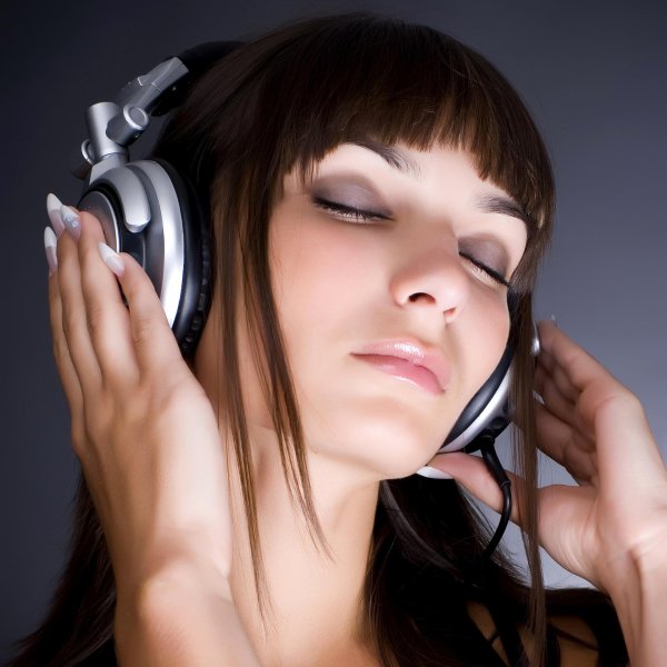 Девушка слушает музыку