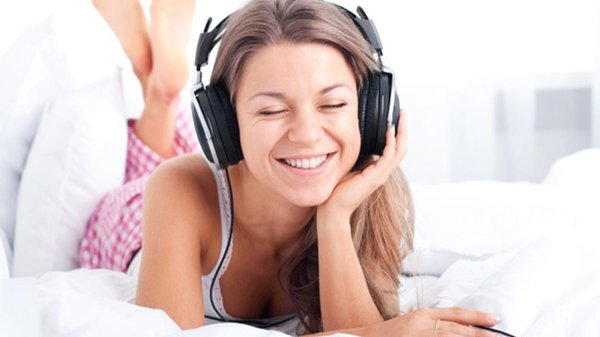 Девушка слушает музыку