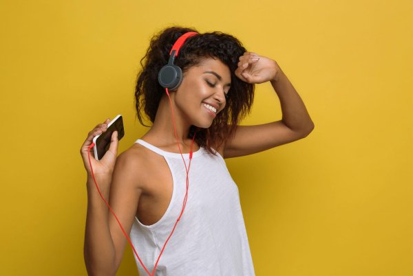 Девушка слушает музыку