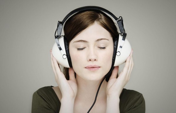 Девушка слушает музыку