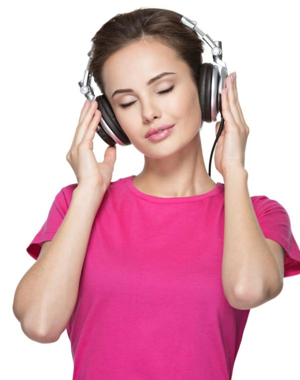 Девушка слушает музыку
