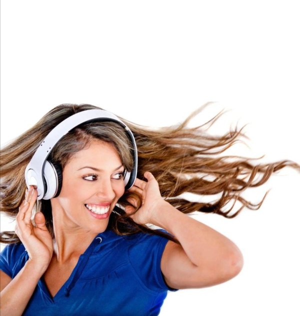 Девушка слушает музыку