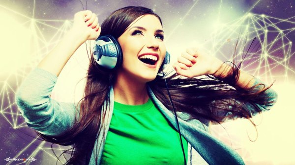 Девушка слушает музыку