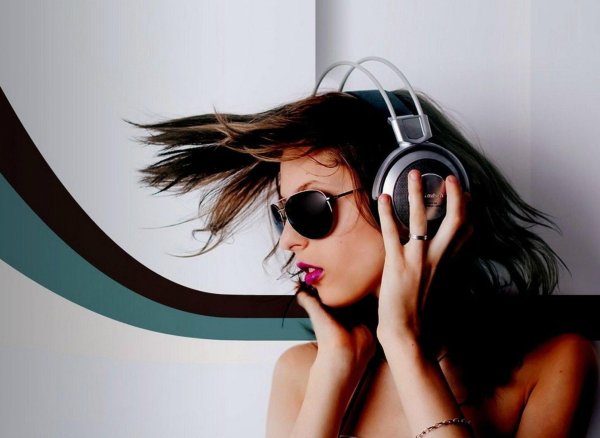 Девушка слушает музыку