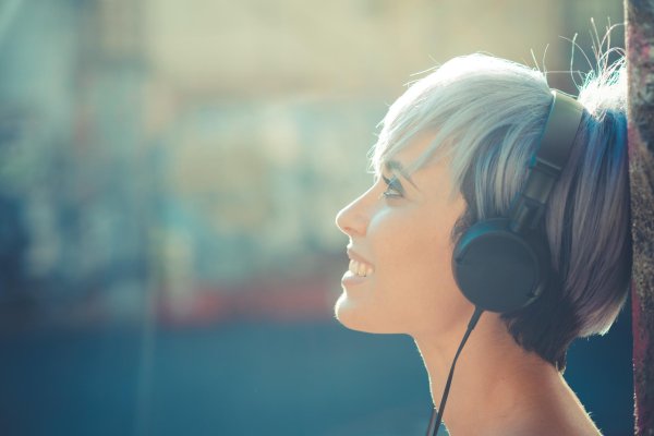 Девушка слушает музыку