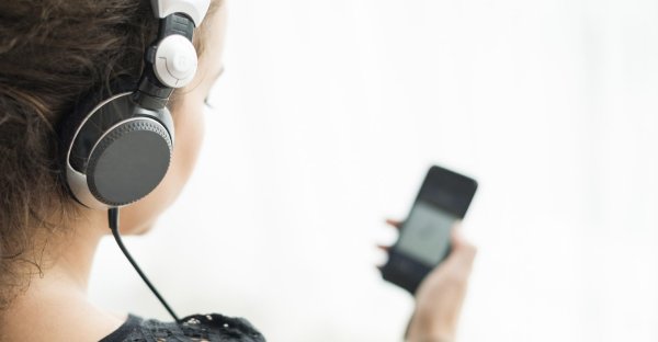 Девушка слушает музыку