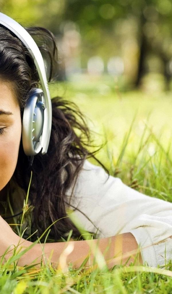 Девушка слушает музыку