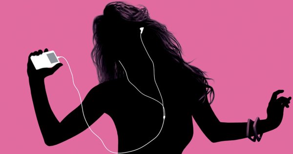 Девушка слушает музыку
