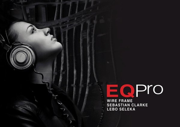 Девушка слушает музыку