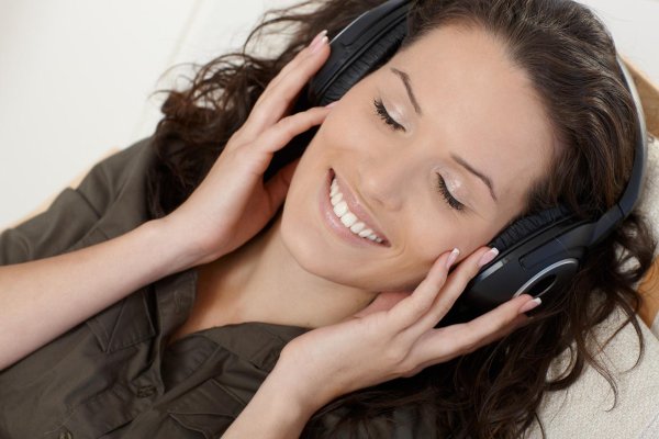 Девушка слушает музыку