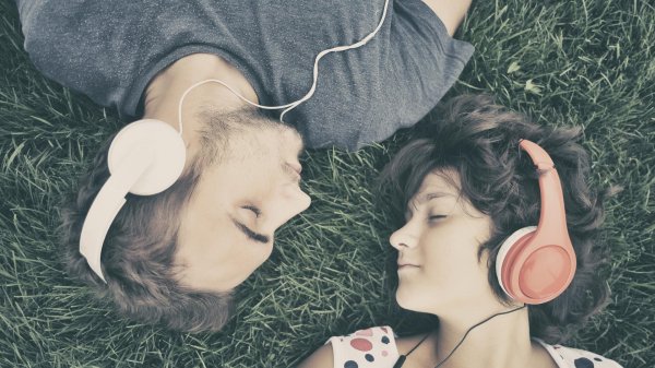 Девушка слушает музыку