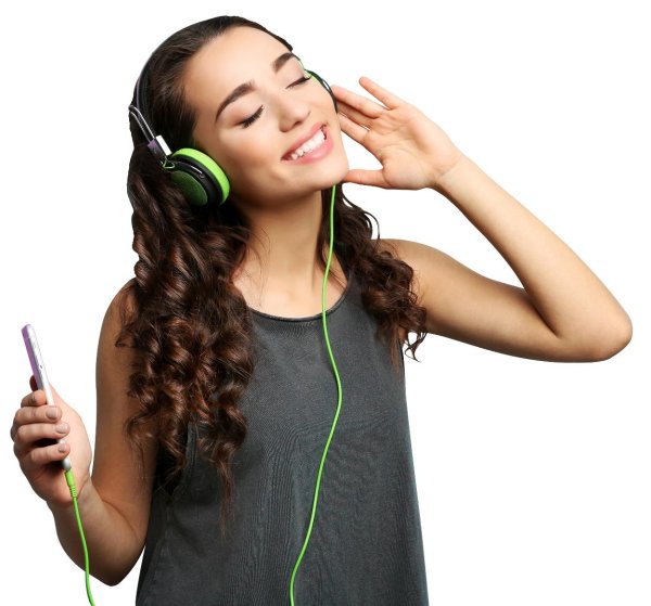Девушка слушает музыку