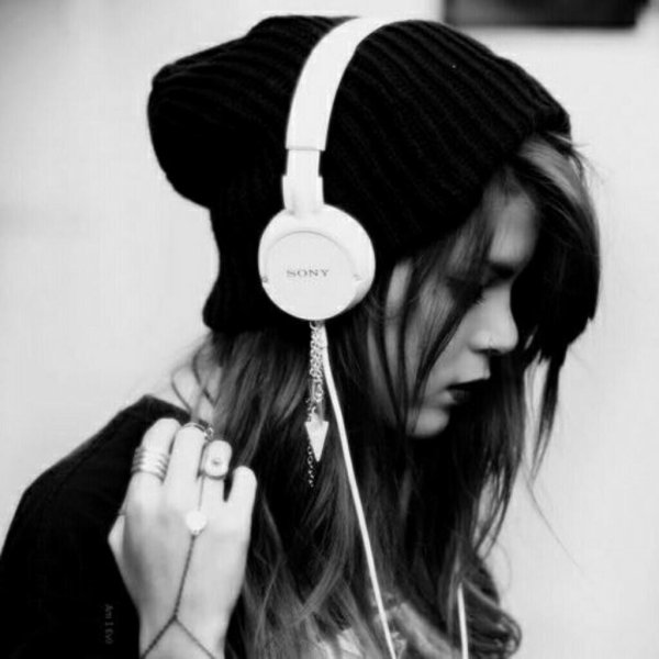 Девушка слушает музыку