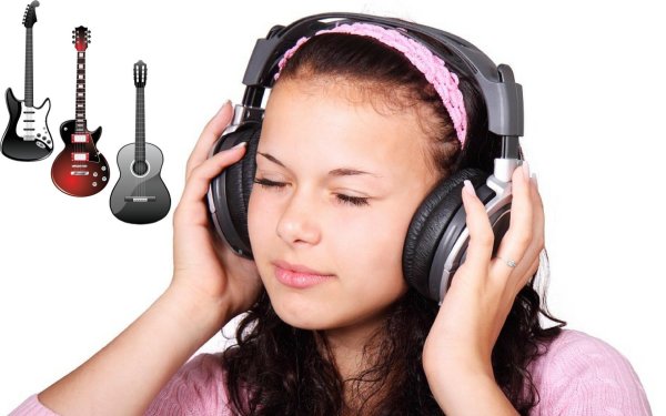 Девушка слушает музыку