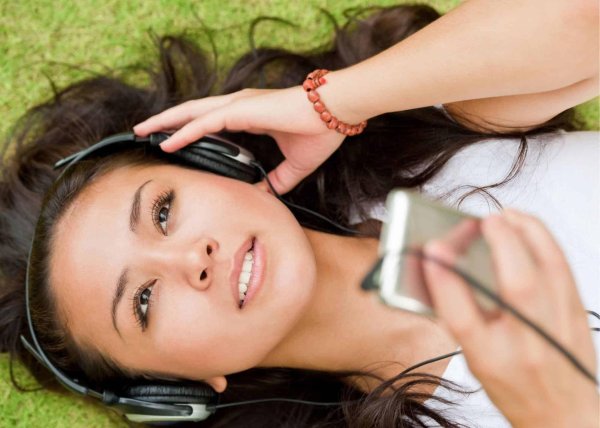 Девушка слушает музыку