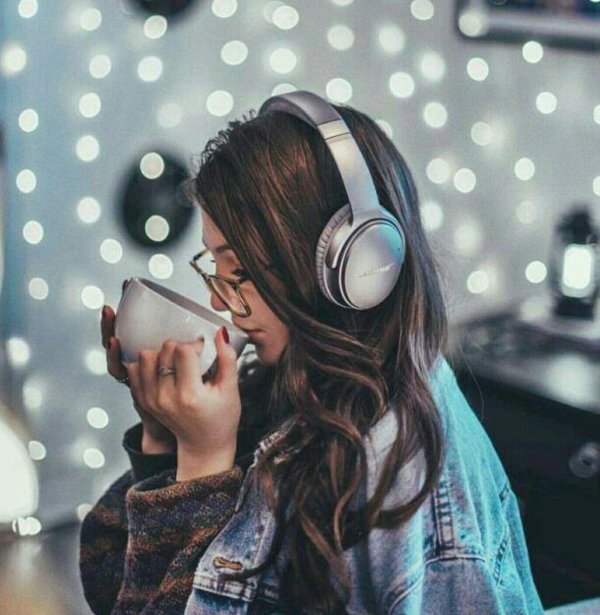 Девушка слушает музыку