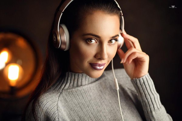 Девушка слушает музыку