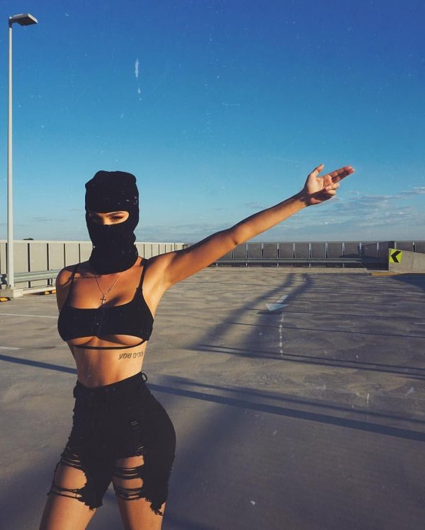 Бандит и девушка