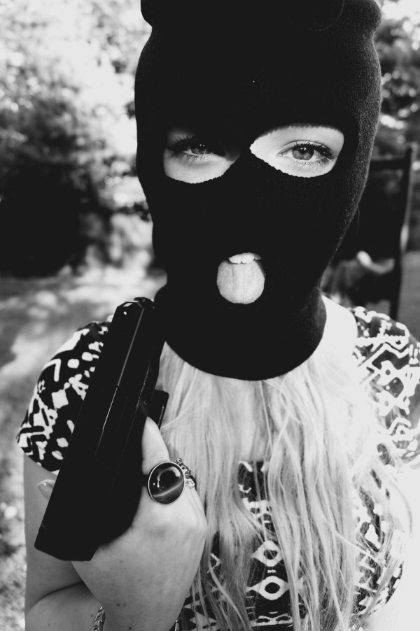 Бандит и девушка