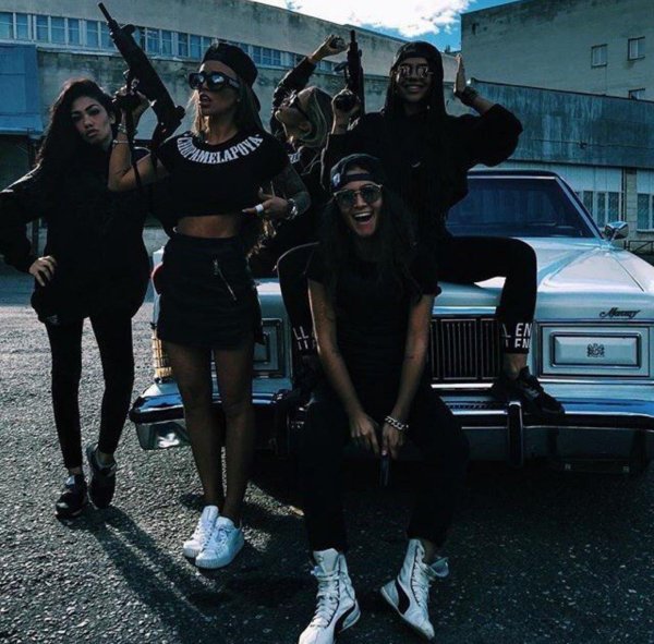 Бандит и девушка