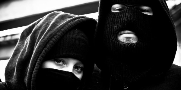 Бандит и девушка