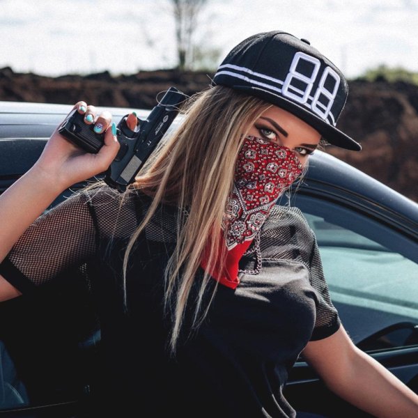 Бандит и девушка