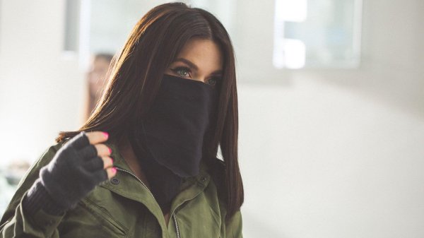 Бандит и девушка