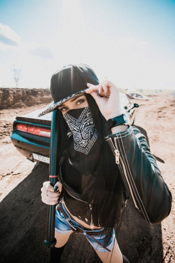 Бандит и девушка