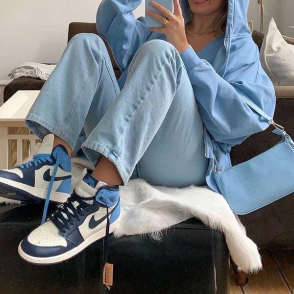 Кроссовок на девушках