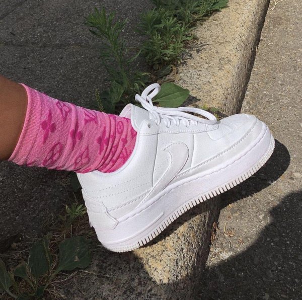 Кроссовок на девушках