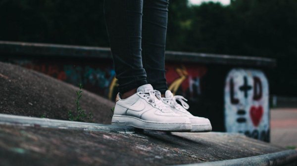 Кроссовок на девушках