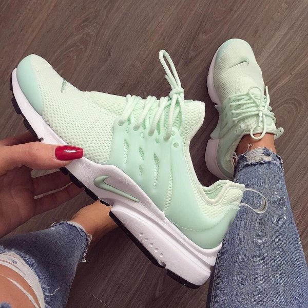 Кроссовок на девушках