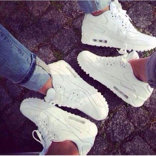 Кроссовок на девушках