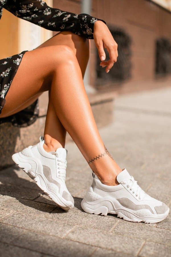 Кроссовок на девушках